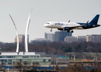 Verizon, AT&T delay some 5G service over airlines’ concerns