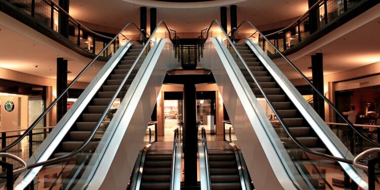 Shopping centres: a grand avenue for advertising, despite the prominence of online shopping