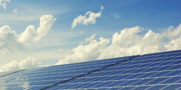 Harnessing the Potential of Solar Power in the UK: A Lucrative Opportunity for Businesses