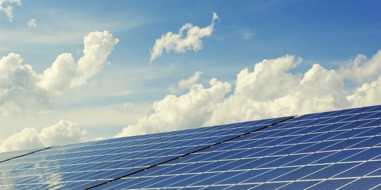 Harnessing the Potential of Solar Power in the UK: A Lucrative Opportunity for Businesses