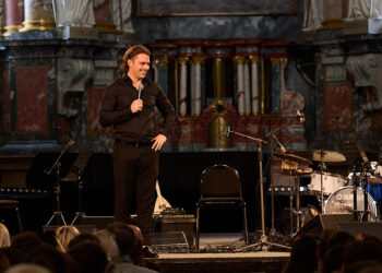 Neo Ross is singing on stage