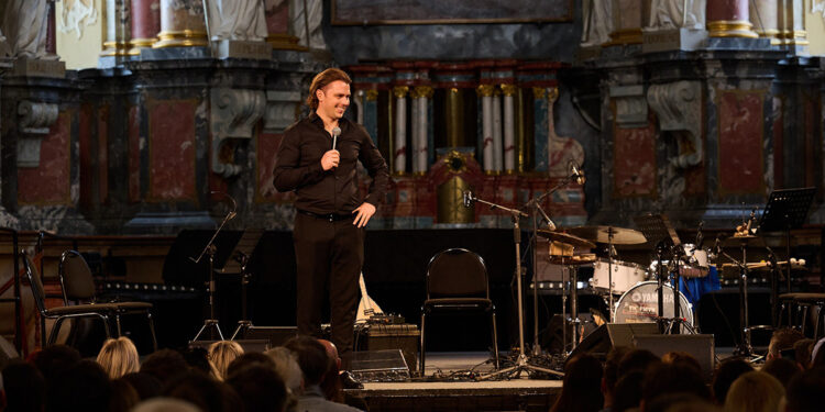 Neo Ross is singing on stage