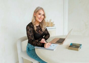Sarah Marshall’s Mediumship Readings Are Helping People Feel Less Alone in Grief