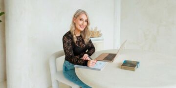 Sarah Marshall’s Mediumship Readings Are Helping People Feel Less Alone in Grief