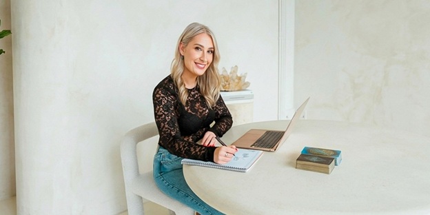 Sarah Marshall’s Mediumship Readings Are Helping People Feel Less Alone in Grief